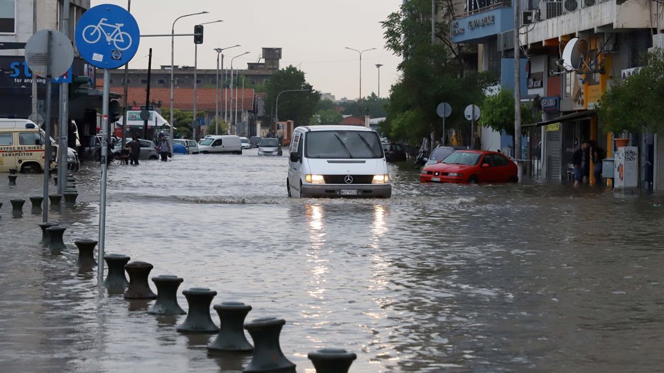 Εικόνες καταστροφής μετά τη θεομηνία στη Θεσσαλονίκη - Φωτογραφία 1