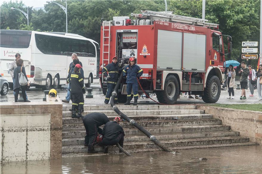 Εικόνες καταστροφής μετά τη θεομηνία στη Θεσσαλονίκη - Φωτογραφία 10