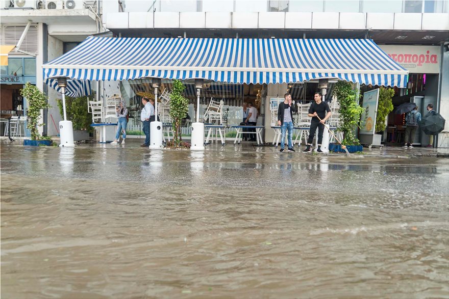 Εικόνες καταστροφής μετά τη θεομηνία στη Θεσσαλονίκη - Φωτογραφία 14