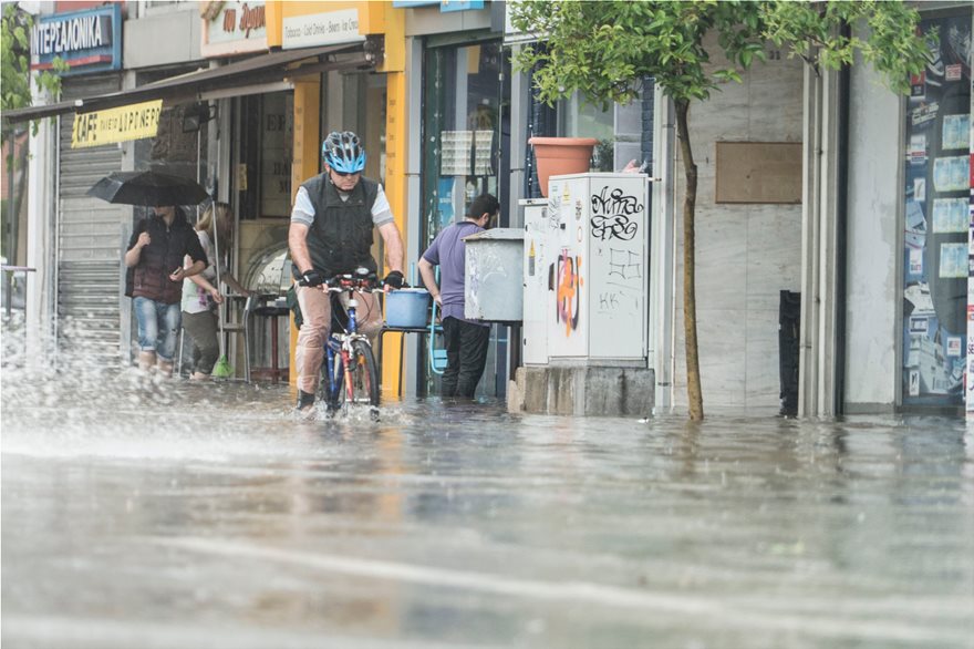 Εικόνες καταστροφής μετά τη θεομηνία στη Θεσσαλονίκη - Φωτογραφία 16