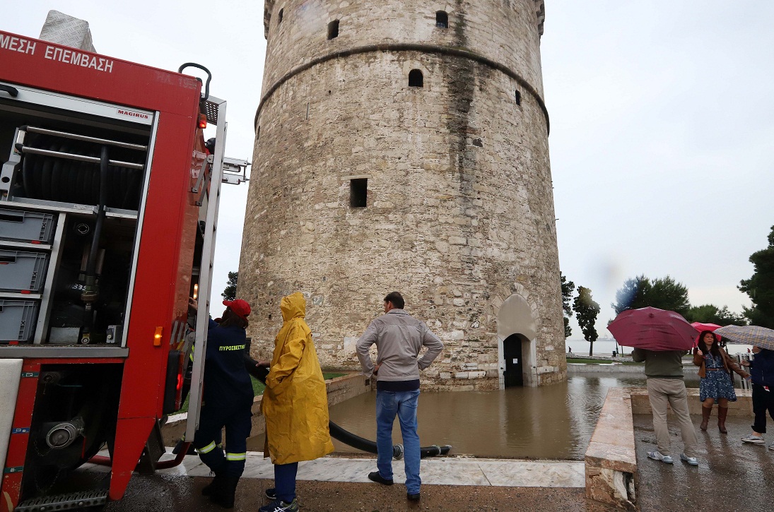 Εικόνες καταστροφής μετά τη θεομηνία στη Θεσσαλονίκη - Φωτογραφία 2