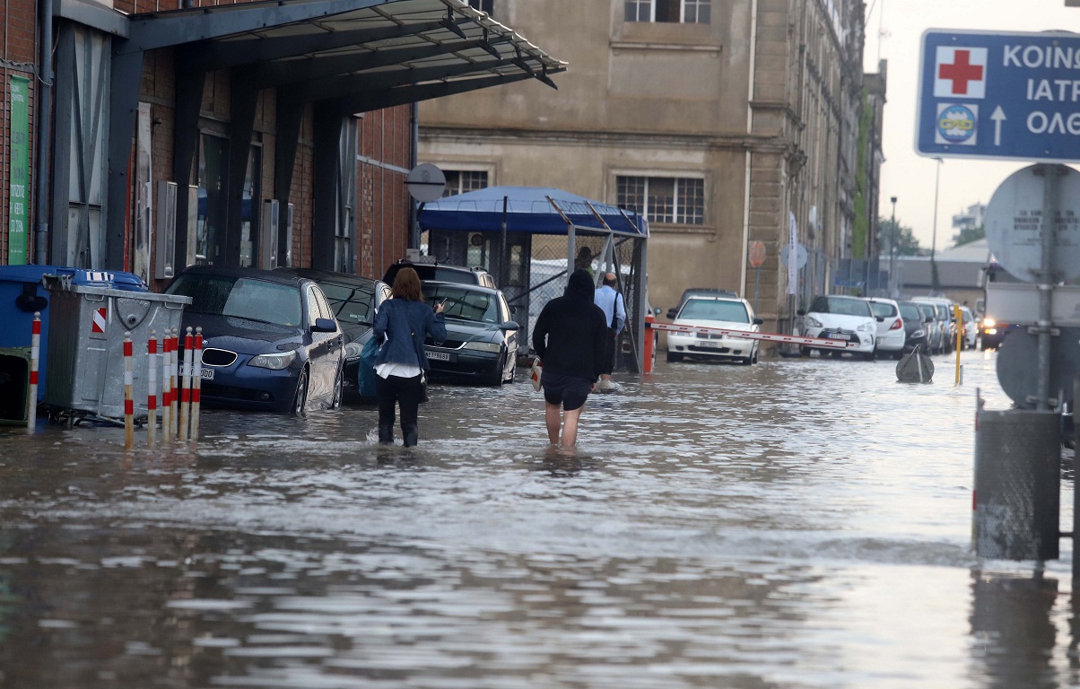 Εικόνες καταστροφής μετά τη θεομηνία στη Θεσσαλονίκη - Φωτογραφία 5