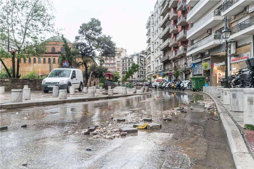 Εικόνες καταστροφής μετά τη θεομηνία στη Θεσσαλονίκη - Φωτογραφία 8