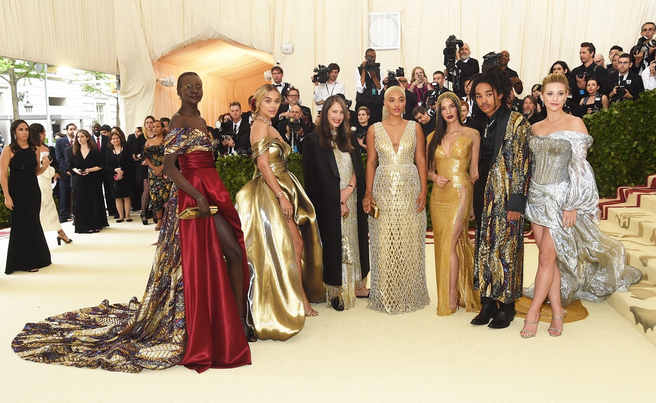 Οι celebrities που επέλεξαν δημιουργίες H&M στο Met Gala - Φωτογραφία 8