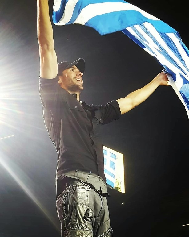 Αποθεώθηκε ο Enrique Iglesias με την ελληνική σημαία στα χέρια στο ΟΑΚΑ - Φωτογραφία 5