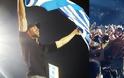 Αποθεώθηκε ο Enrique Iglesias με την ελληνική σημαία στα χέρια στο ΟΑΚΑ