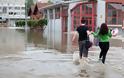 Θεούληδες Θεσσαλονικείς βγήκαν τσιτσίδι στους πλημμυρισμένους δρόμους για να… πλυθούν