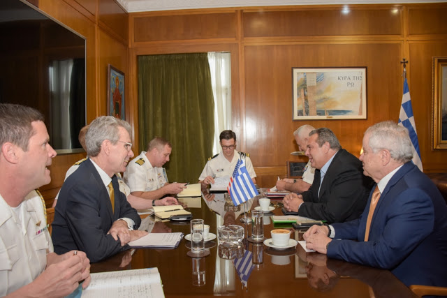 Συνάντηση ΥΕΘΑ Πάνου Καμμένου με τον Διοικητή των Συμμαχικών Δυνάμεων Νεαπόλεως και των Ναυτικών Δυνάμεων Ευρώπης και Αφρικής των ΗΠΑ Ναύαρχο James Foggo - Φωτογραφία 2