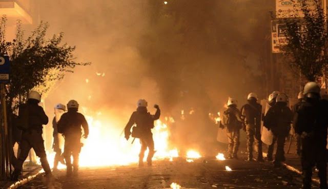 Επιδρομή των χούλιγκαν στην Αθήνα - Τραυματίες δύο αστυνομικοί στα Εξάρχεια - Φωτογραφία 1