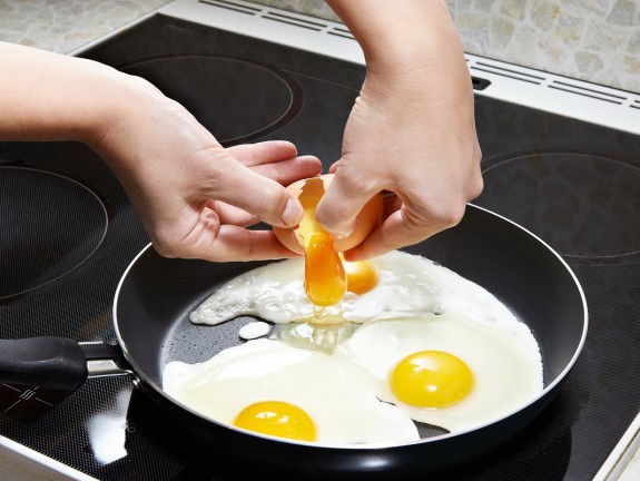 Ολόκληρο αβγό ή μόνο ασπράδι; Τι είναι τελικά πιο υγιεινό; - Φωτογραφία 1