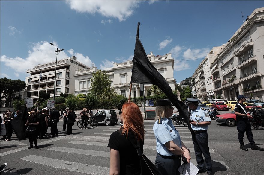 Καθιστική διαμαρτυρία έξω από τη Βουλή για τις συντάξεις χηρείας (φωτογραφίες) - Φωτογραφία 10