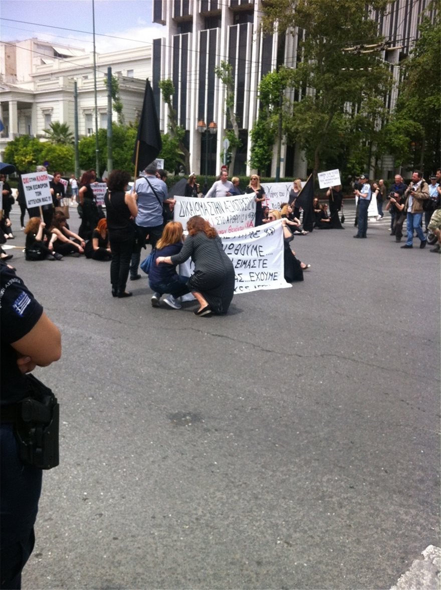 Καθιστική διαμαρτυρία έξω από τη Βουλή για τις συντάξεις χηρείας (φωτογραφίες) - Φωτογραφία 11