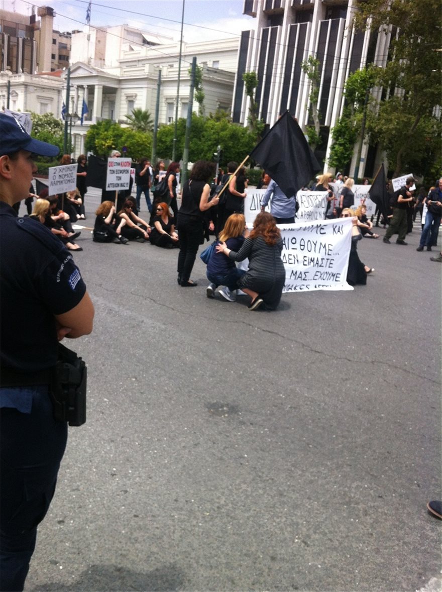 Καθιστική διαμαρτυρία έξω από τη Βουλή για τις συντάξεις χηρείας (φωτογραφίες) - Φωτογραφία 12