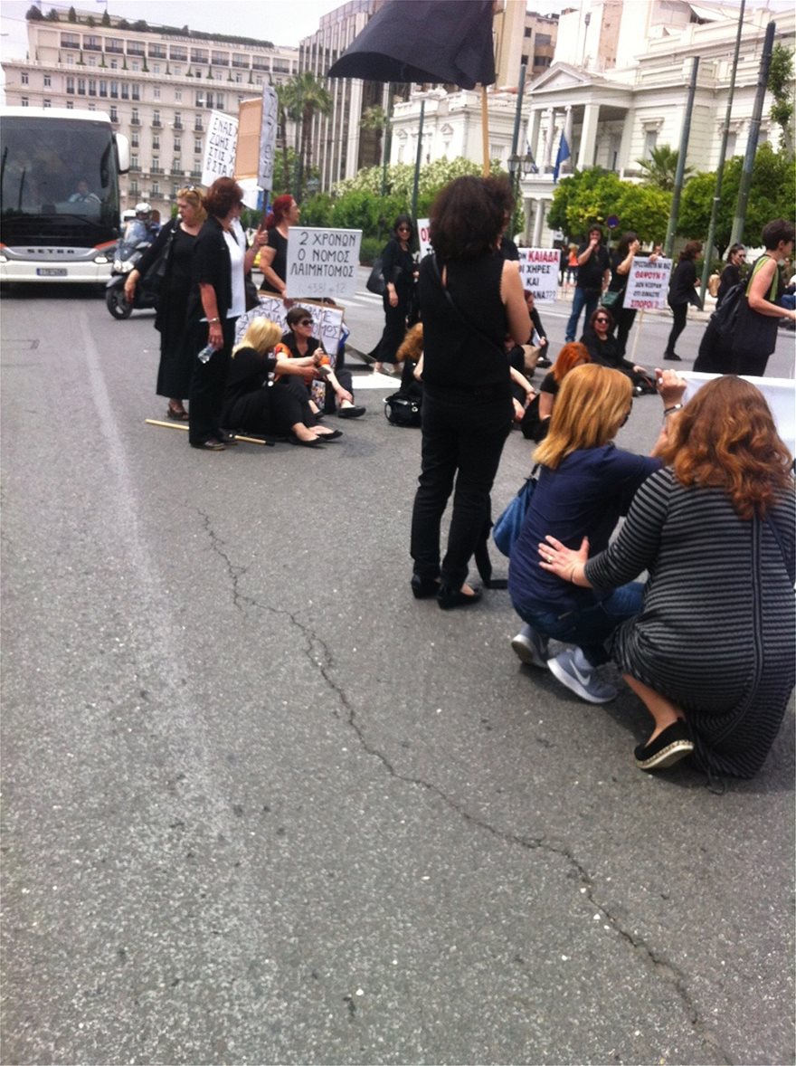 Καθιστική διαμαρτυρία έξω από τη Βουλή για τις συντάξεις χηρείας (φωτογραφίες) - Φωτογραφία 13