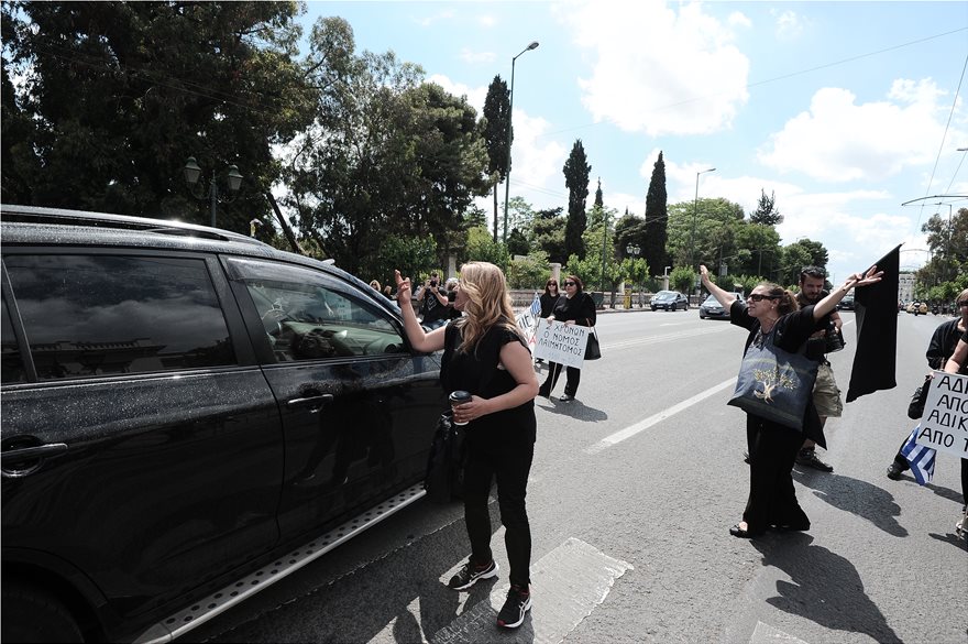 Καθιστική διαμαρτυρία έξω από τη Βουλή για τις συντάξεις χηρείας (φωτογραφίες) - Φωτογραφία 4