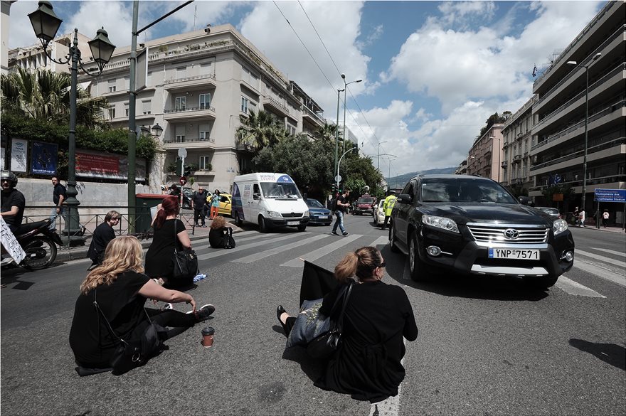 Καθιστική διαμαρτυρία έξω από τη Βουλή για τις συντάξεις χηρείας (φωτογραφίες) - Φωτογραφία 5