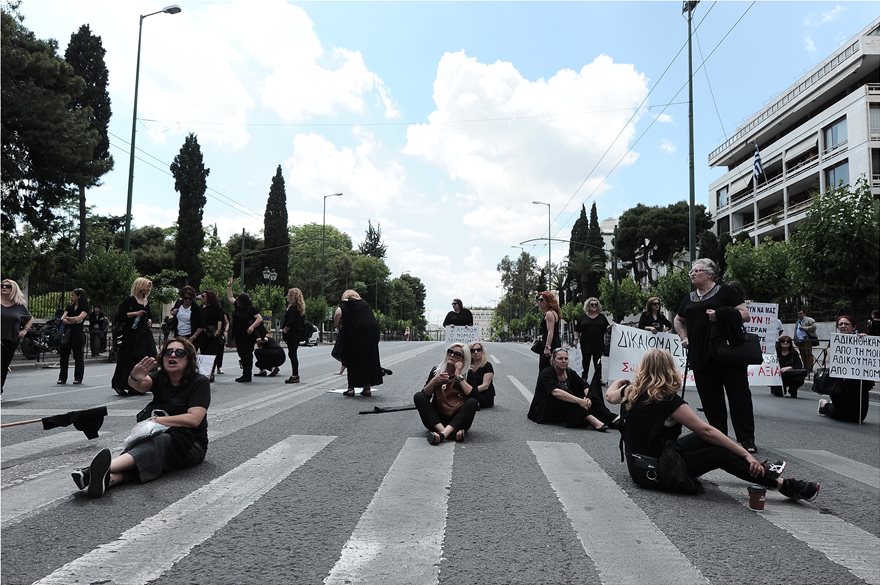 Καθιστική διαμαρτυρία έξω από τη Βουλή για τις συντάξεις χηρείας (φωτογραφίες) - Φωτογραφία 6