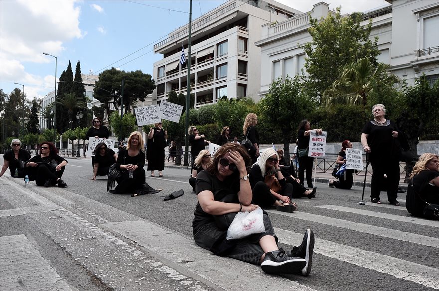Καθιστική διαμαρτυρία έξω από τη Βουλή για τις συντάξεις χηρείας (φωτογραφίες) - Φωτογραφία 7