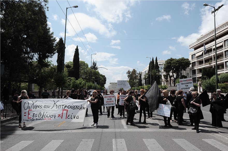 Καθιστική διαμαρτυρία έξω από τη Βουλή για τις συντάξεις χηρείας (φωτογραφίες) - Φωτογραφία 9