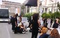 Καθιστική διαμαρτυρία έξω από τη Βουλή για τις συντάξεις χηρείας (φωτογραφίες) - Φωτογραφία 13
