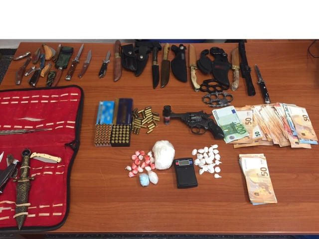 Κρήτη: Τους έπιασαν με κοκαΐνη και ένα ...οπλοστάσιο - Φωτογραφία 1