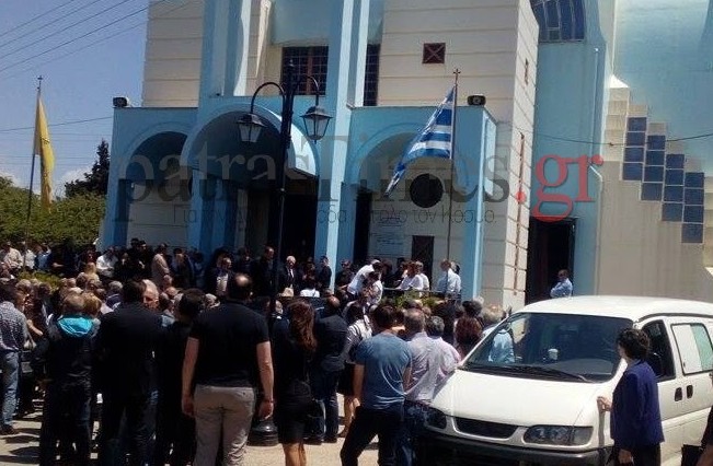 Αχαΐα: Σε κλίμα οδύνης η κηδεία του 44χρονου αγρότη Παναγιώτη Τσαρούχη - Φωτογραφία 1