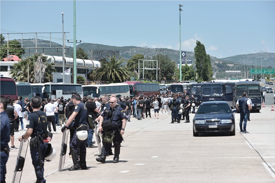 Ένταση στο ΟΑΚΑ: Κάηκε αυτοκίνητο και έγιναν συμπλοκές μεταξύ οπαδών - Φωτογραφία 13