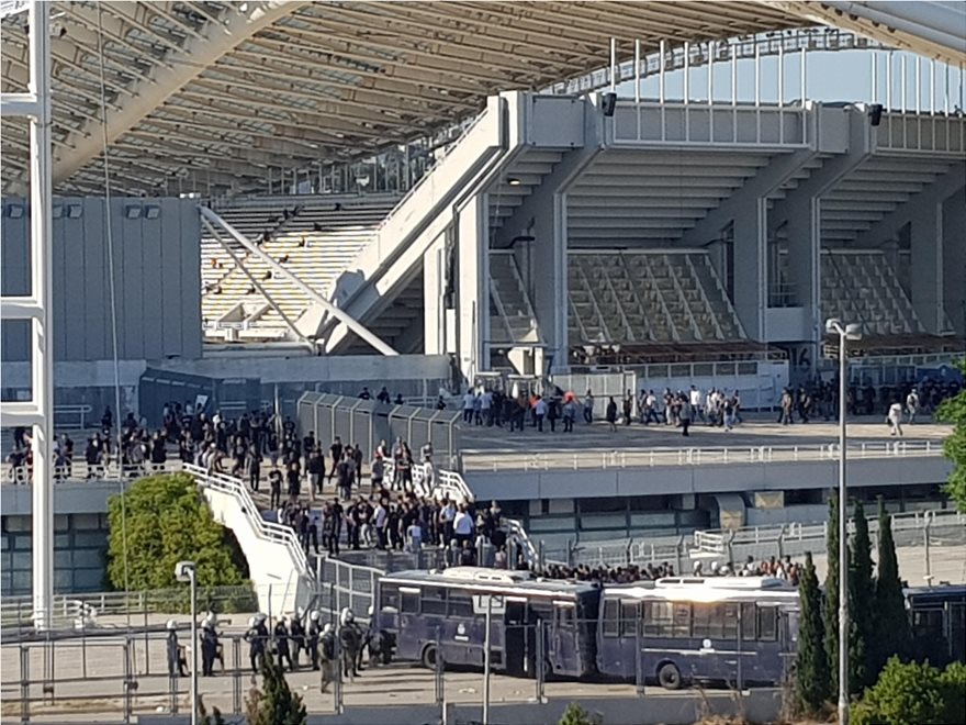 Ένταση στο ΟΑΚΑ: Κάηκε αυτοκίνητο και έγιναν συμπλοκές μεταξύ οπαδών - Φωτογραφία 5