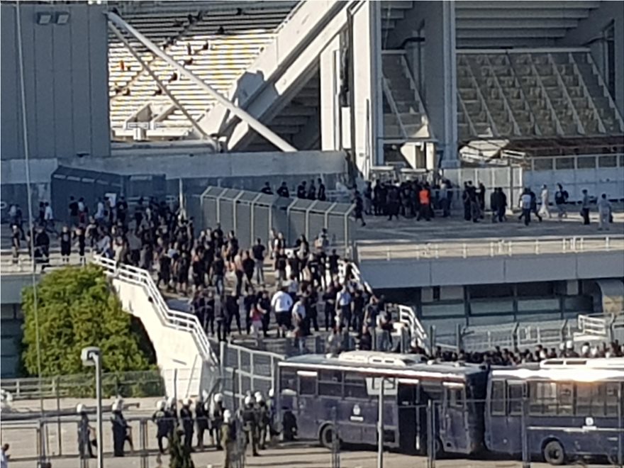 Ένταση στο ΟΑΚΑ: Κάηκε αυτοκίνητο και έγιναν συμπλοκές μεταξύ οπαδών - Φωτογραφία 6