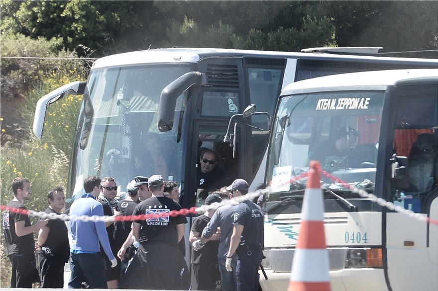 Ένταση στο ΟΑΚΑ: Κάηκε αυτοκίνητο και έγιναν συμπλοκές μεταξύ οπαδών - Φωτογραφία 8