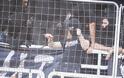 Οπαδός του ΠΑΟΚ με... πένσα, σκίζει τα διαχωριστικά στο ΟΑΚΑ [photos] - Φωτογραφία 4