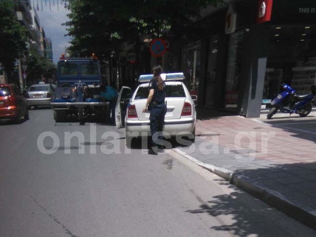 Τροχαίο στο κέντρο της Λάρισας με δύο περιπολικά που… τράκαραν μεταξύ τους - Φωτογραφία 3