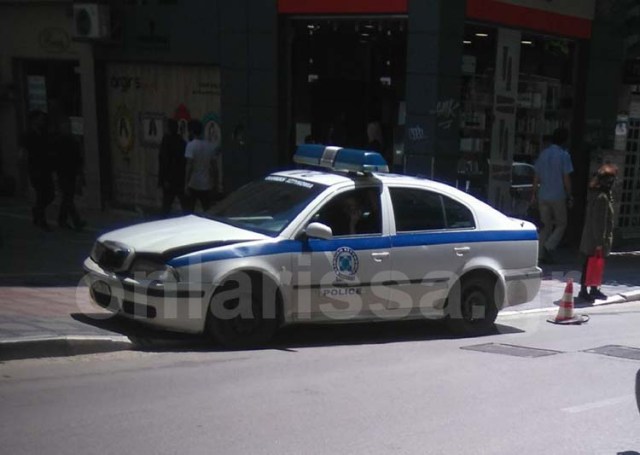 Τροχαίο στο κέντρο της Λάρισας με δύο περιπολικά που… τράκαραν μεταξύ τους - Φωτογραφία 5