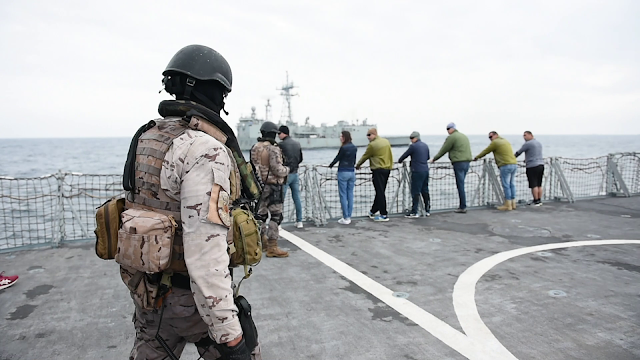 Νηοψία στη Μαύρη Θάλασσα καρέ- καρέ: Η αδρεναλίνη στο κόκκινο –  Ισπανοί ελέγχουν “ύποπτο” πλοίο στην άσκηση Sea Shield  με ελληνική συμμετοχή - Φωτογραφία 3