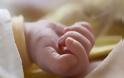 Το μωρό βιάστηκε να έρθει: Γέννησε στο αυτοκίνητο με τη βοήθεια των διασωστών του ΕΚΑΒ