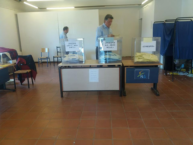 ΜΕΣΟΛΟΓΓΙ: Στις κάλπες τα μέλη της ΝΔ για τις εσωκομματικές εκλογές (ΦΩΤΟ: Μίλτος Πάτσης) - Φωτογραφία 17