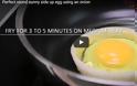 Βάζει μία ροδέλα από κρεμμύδι στο τηγάνι και ρίχνει στη μέση ένα αυγό - Ο λόγος; Φανταστικός [video]