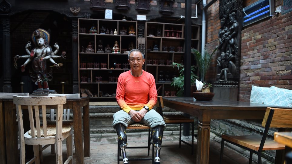 Κινέζος 70χρονος με ακρωτηριασμένα πόδια σκαρφαλώνει στην κορυφή του Έβερεστ - Φωτογραφία 1