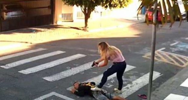 Κακοποιός βγάζει όπλο σε παιδάκια και πέφτει νεκρός από τα πυρά μαμάς (Σκληρό βίντεο) - Φωτογραφία 1