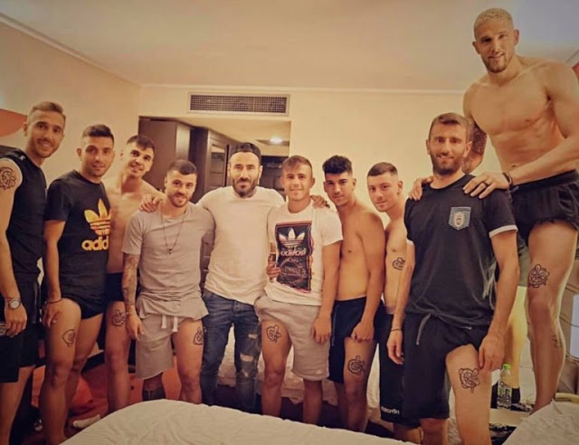 Γιώργος Μαυρίδης: Το τατουάζ που κάνει στους παίκτες του ΠΑΟΚ και τους φέρνει γούρι - Φωτογραφία 1