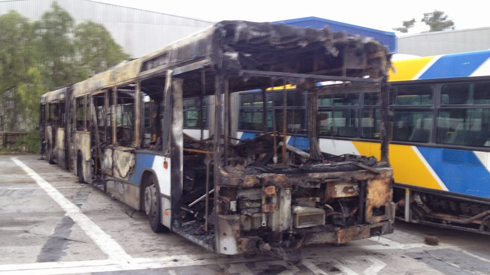 Δέκα λεωφορεία κάθε μήνα σπάνε οι μπαχαλάκηδες στην Αθήνα (Πίνακες) - Φωτογραφία 1