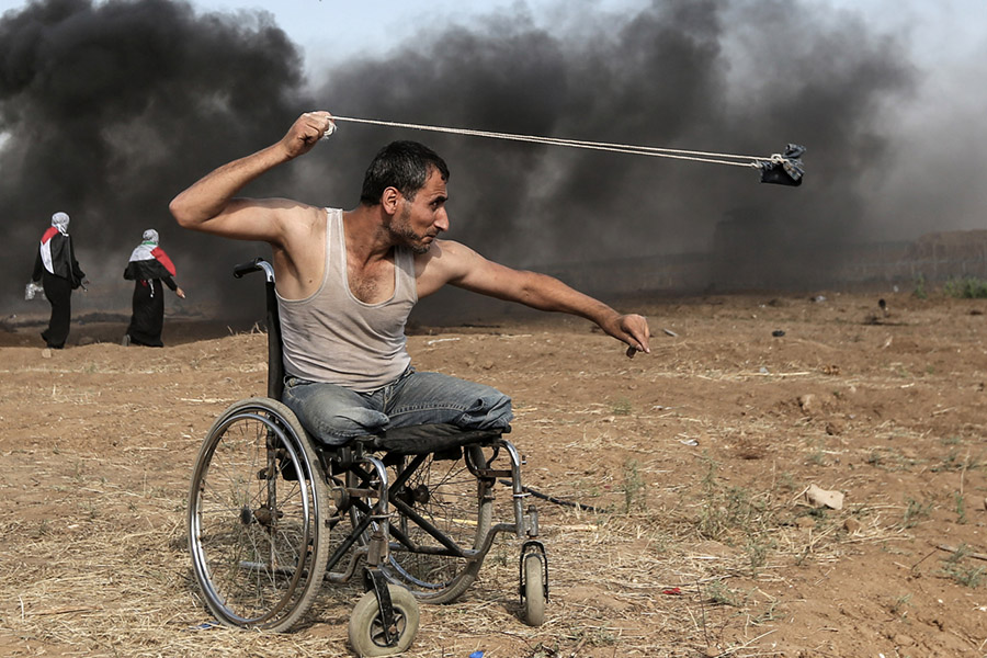 Η εμβληματική φωτογραφία που έγινε σύμβολο αντίστασης του παλαιστινιακού λαού - Φωτογραφία 1