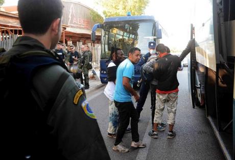 Αστυνομία σε τρένα και λεωφορεία για να μην επιστρέψουν οι μετανάστες στην Πάτρα - Φωτογραφία 1