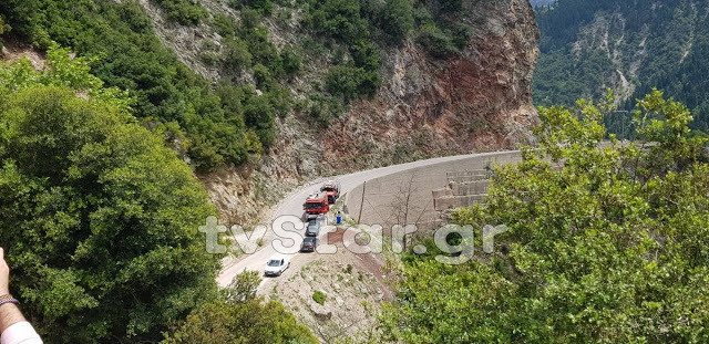 ΙΧ κατρακύλησε σε γκρεμό στον Προυσσό – Επιχείρηση απεγκλωβισμού της οδηγού (φωτο) - Φωτογραφία 5