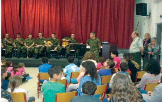Η Στρατιωτική Μπάντα της 9ης Μ/Π Ταξιαρχίας «Ανδριανούπολη» στο Ειδικό Δημοτικό Σχολείο Καστοριάς - Φωτογραφία 1