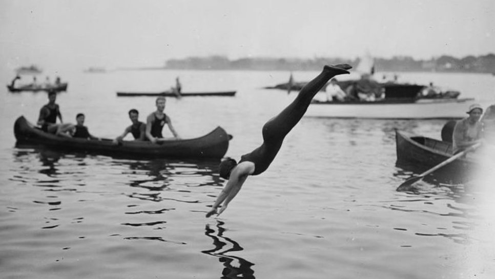 Όταν οι γυναίκες έδωσαν μάχες για να μπορούν να κολυμπούν όπως οι άντρες - Φωτογραφία 1