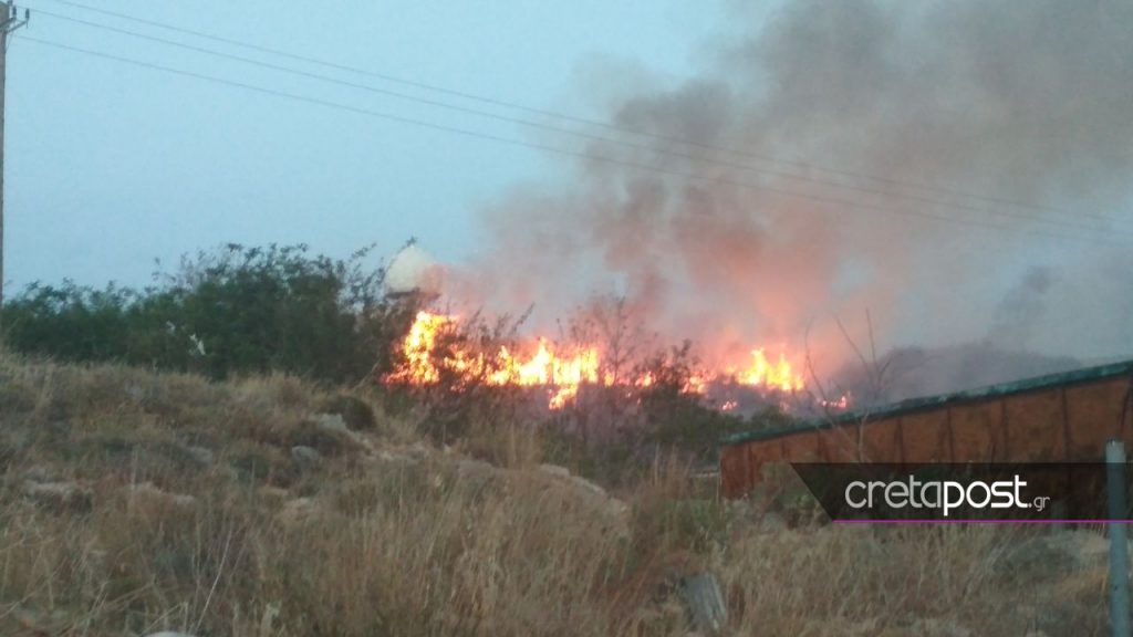 Συναγερμός στην Πυροσβεστική λόγω φωτιάς στον καταυλισμό των Ρομά - Φωτογραφία 4