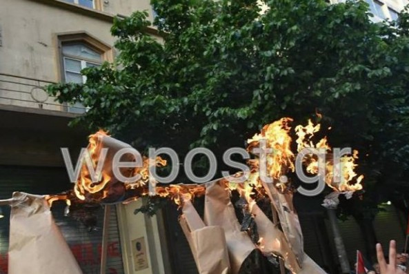 Θεσσαλονίκη: Έκαψαν ομοιώματα και σημαίες του Ισραήλ και των ΗΠΑ στη συγκέντρωση για το αιματοκύλισμα στη λωρίδα της Γάζας - Φωτογραφία 1