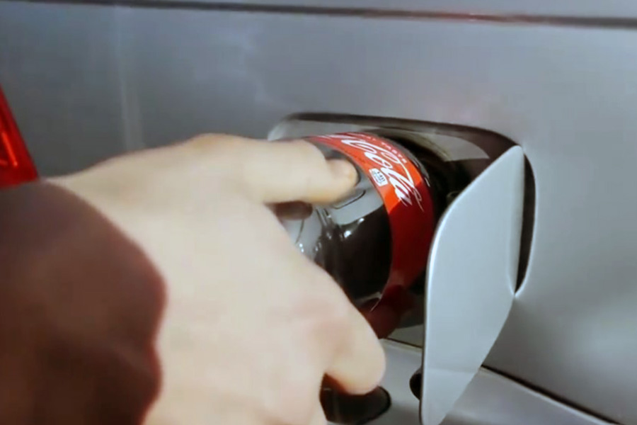 Τι θα συμβεί αν βάλεις κόκα κόλα αντί για βενζίνη στο ρεζερβουάρ του αυτοκινήτου σου; [video] - Φωτογραφία 1