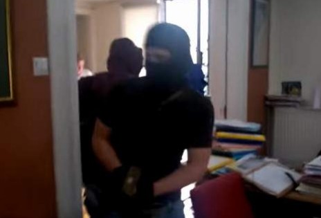 Συνελήφθη 19χρονος για την επίθεση του Ρουβίκωνα στο συμβολαιογραφείο - Φωτογραφία 1